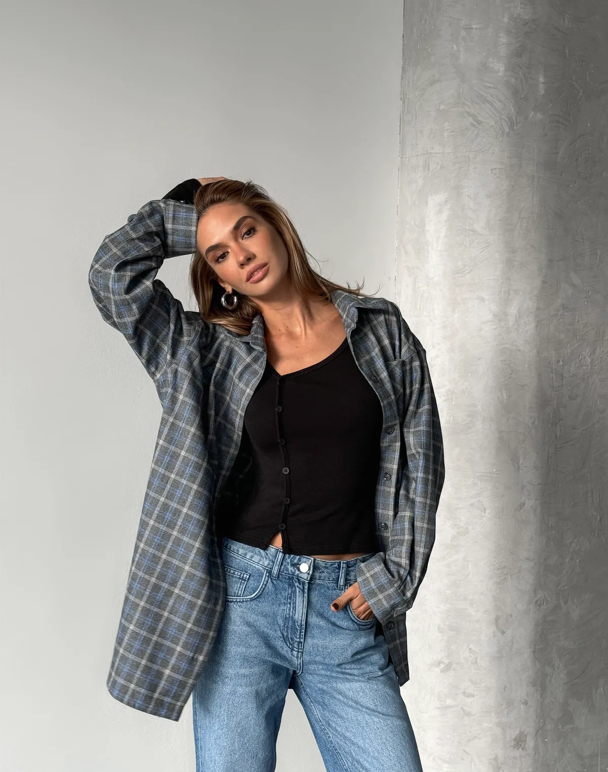 Лонгслів з асиметричними ґудзиками, чорний - Фото 4