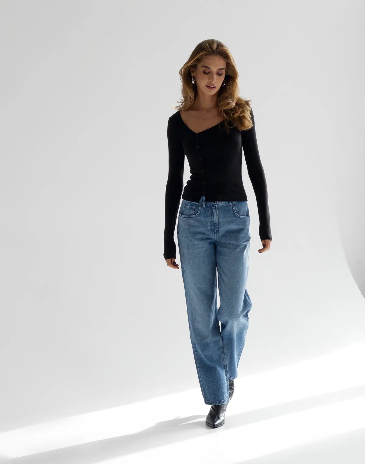 Лонгслів з асиметричними ґудзиками, чорний - Фото 3