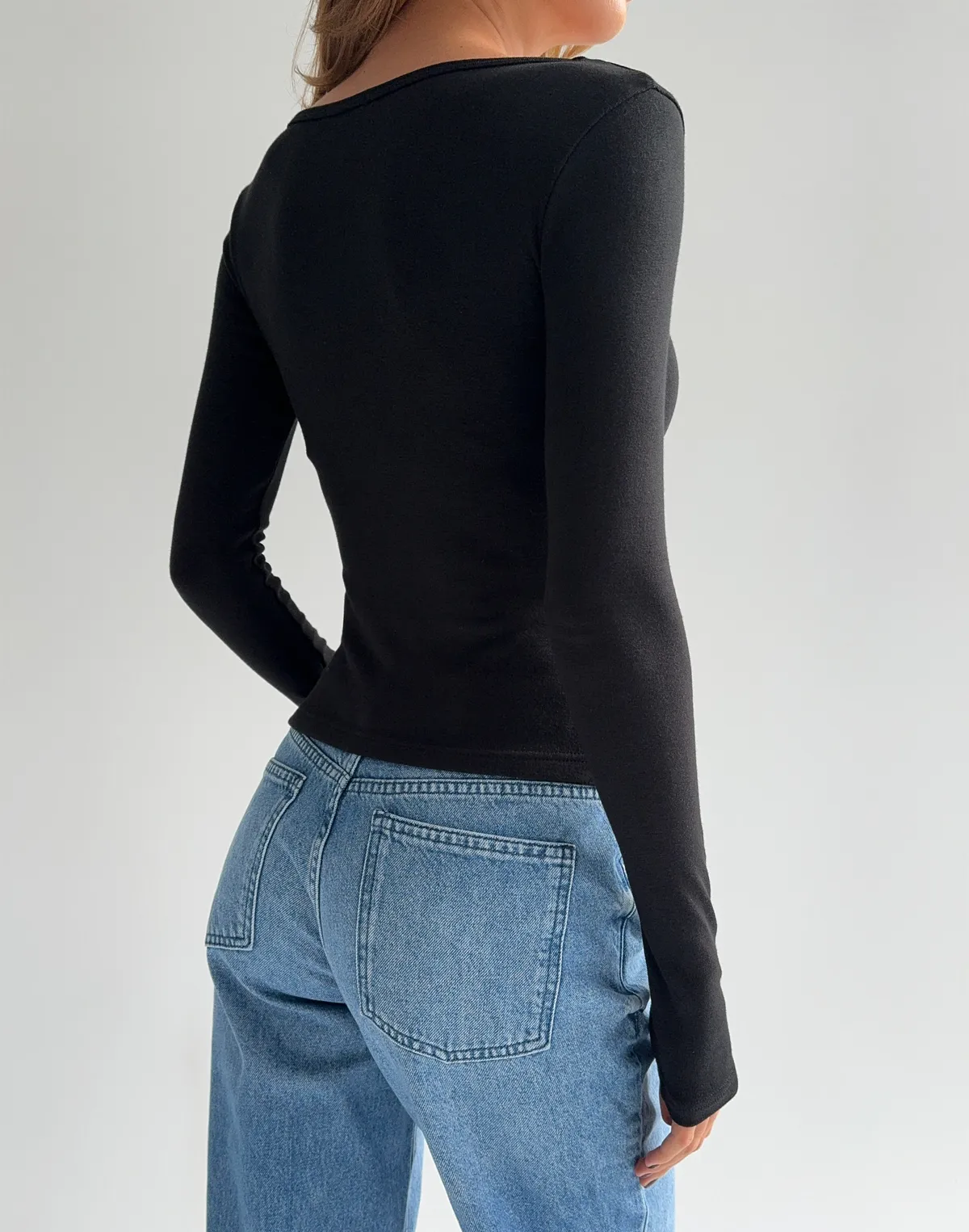 Лонгслів з асиметричними ґудзиками, чорний - Фото 2