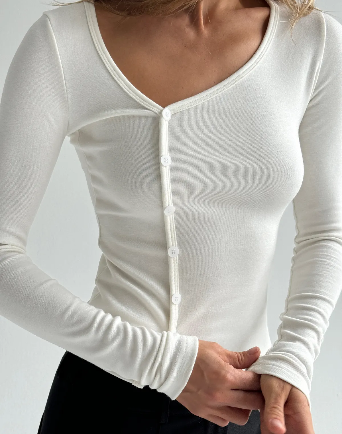 Лонгслів з асиметричними ґудзиками, молочний - Фото 5