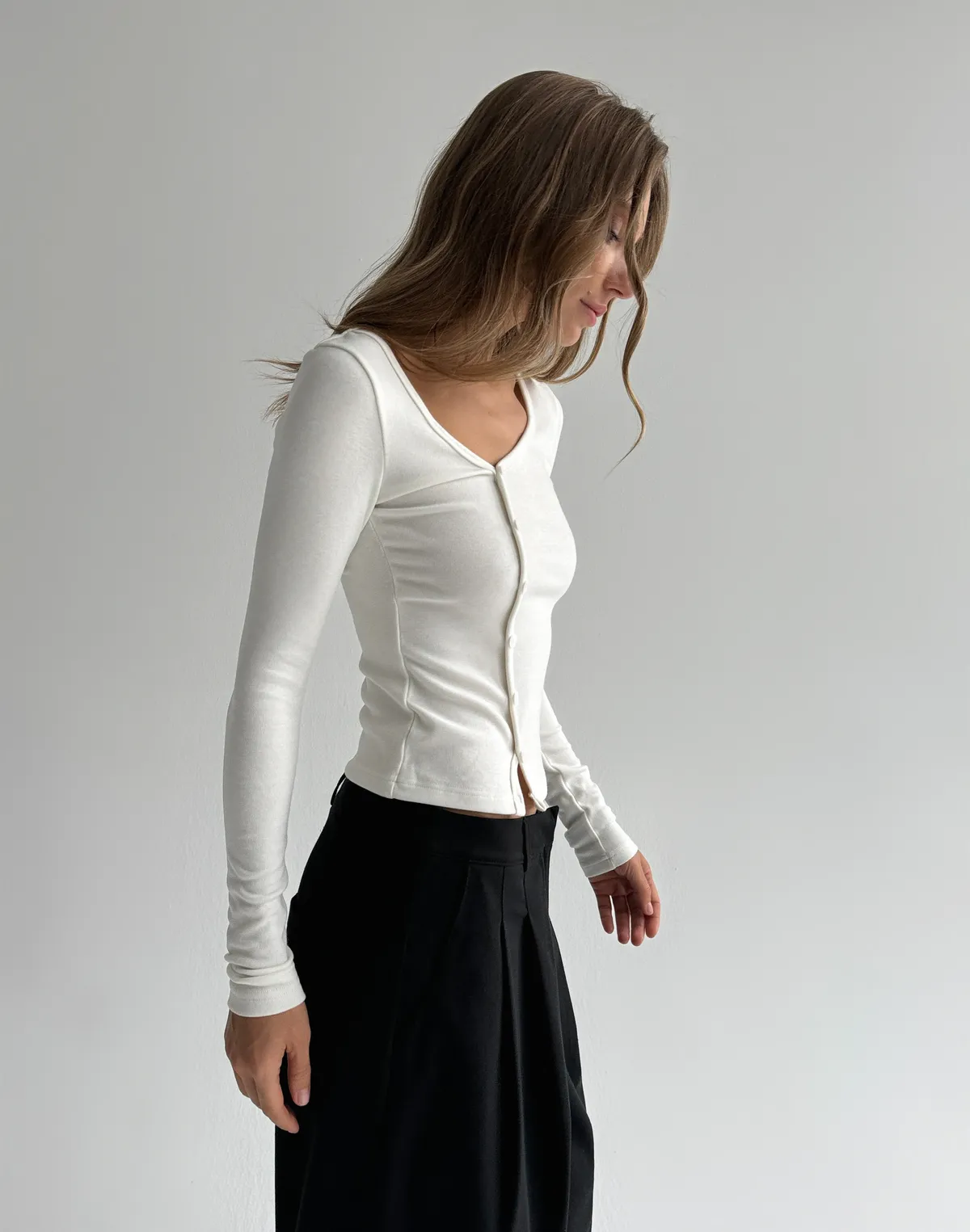 Лонгслів з асиметричними ґудзиками, молочний - Фото 4