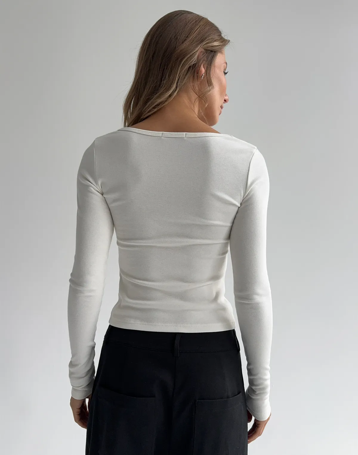 Лонгслів з асиметричними ґудзиками, молочний - Фото 2