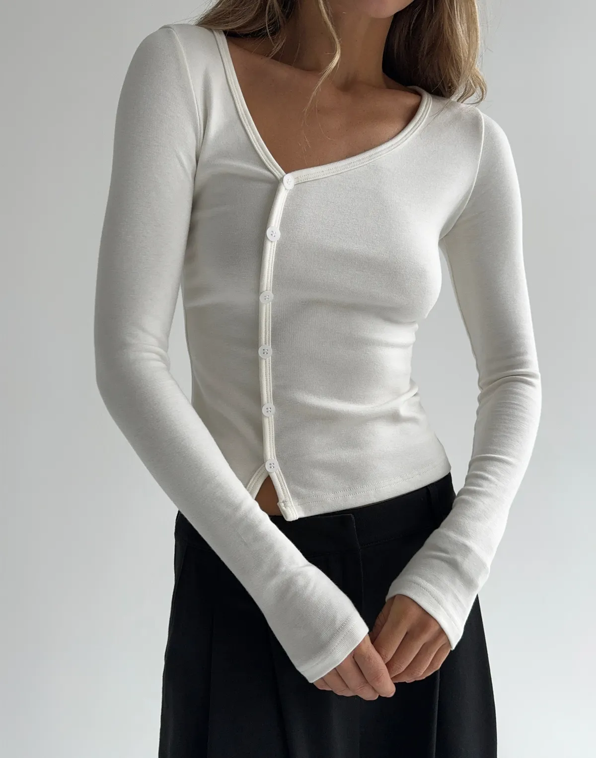 Лонгслів з асиметричними ґудзиками, молочний - Фото 1