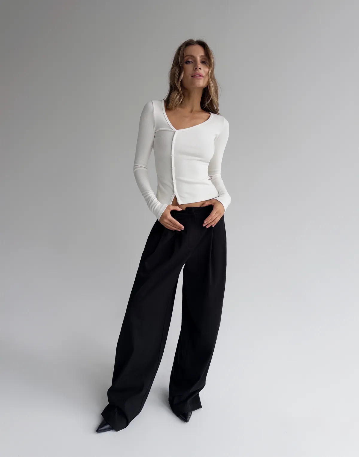 Лонгслів з асиметричними ґудзиками, молочний - Фото 3