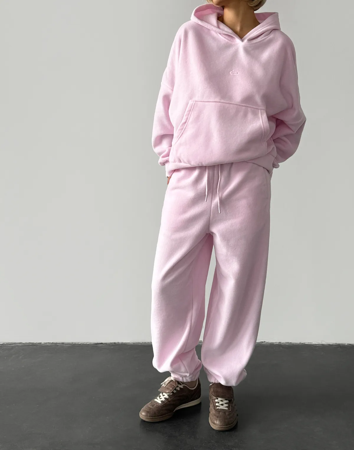 Комплект флісовий худі оверсайз та штани джогери з шнурком, ніжно рожевий - Фото 1