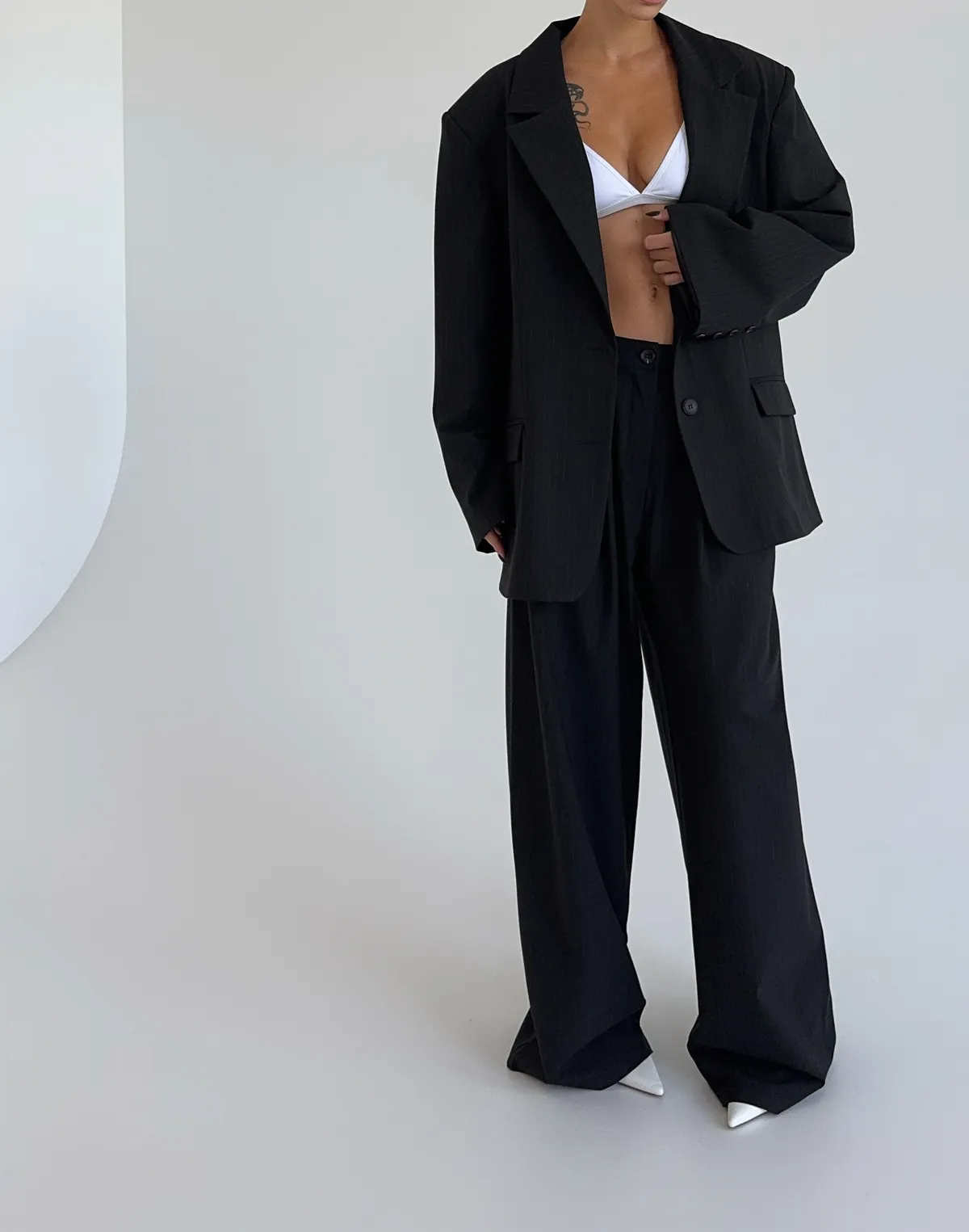 Комплект осінній оверсайз блейзер та штани базові, чорні у смужку - Фото 5