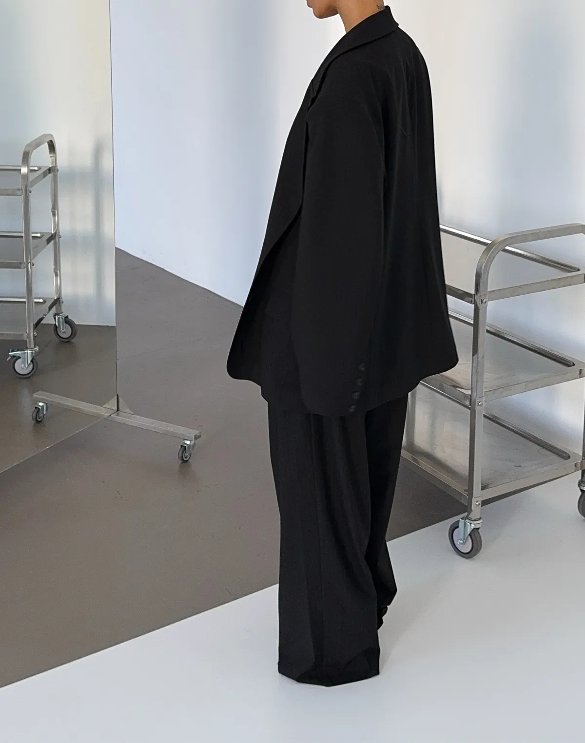 Jesienny komplet oversize – marynarka i spodnie basic, czarne w paski - Фото 2