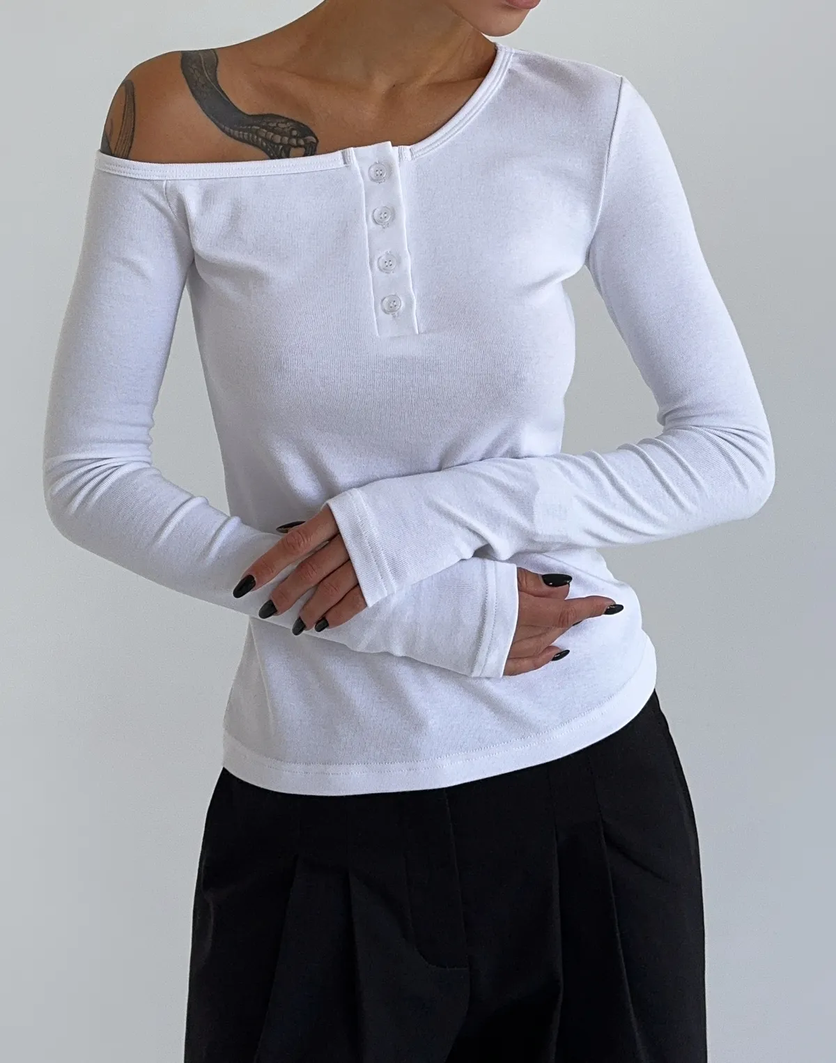 Лонгслів з асиместричним воротом та ґудзиками, білий - Фото 8