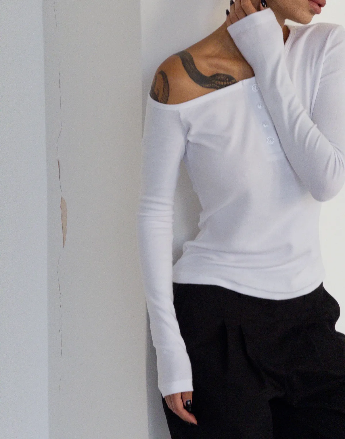 Лонгслів з асиместричним воротом та ґудзиками, білий - Фото 7
