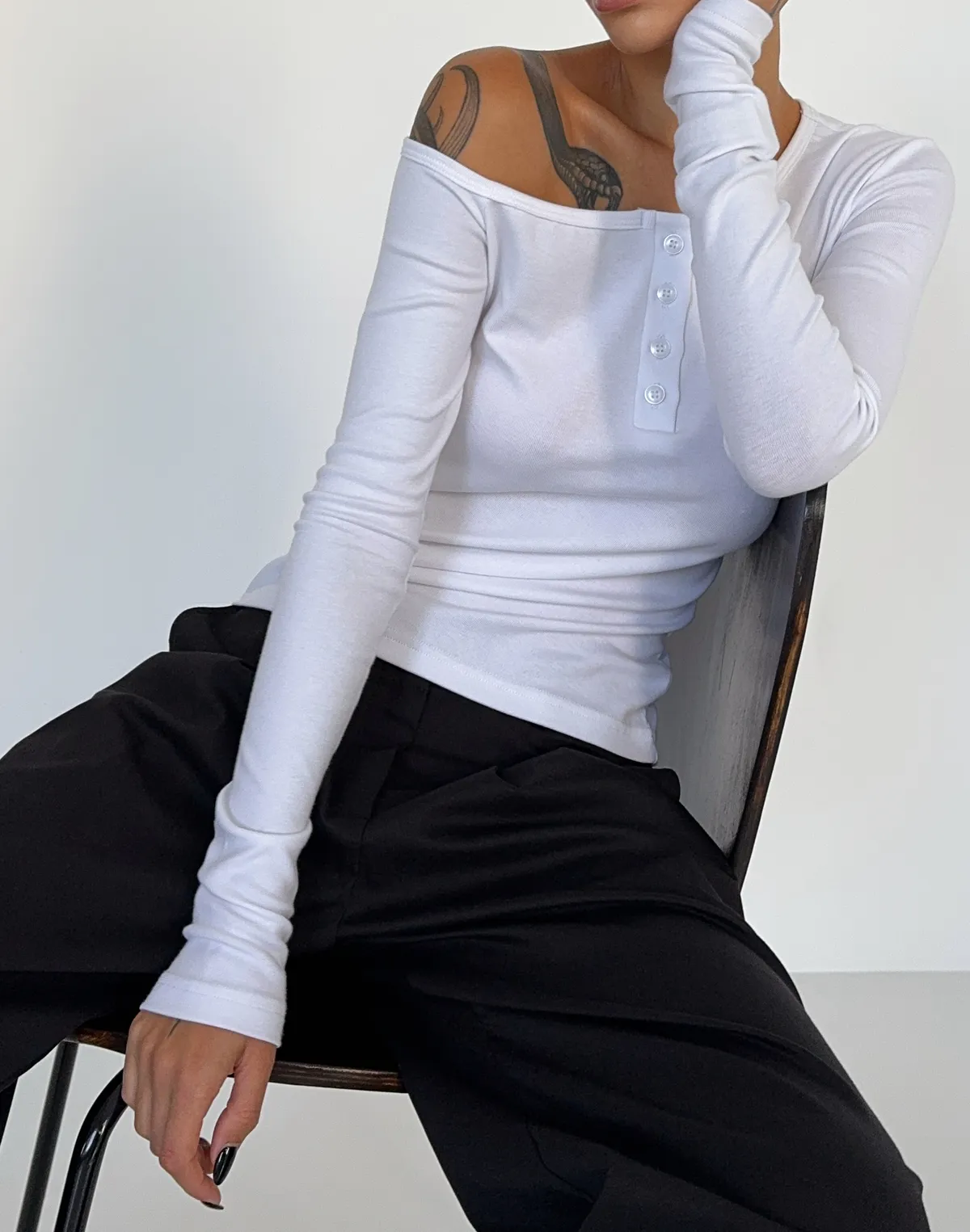 Лонгслів з асиместричним воротом та ґудзиками, білий - Фото 6