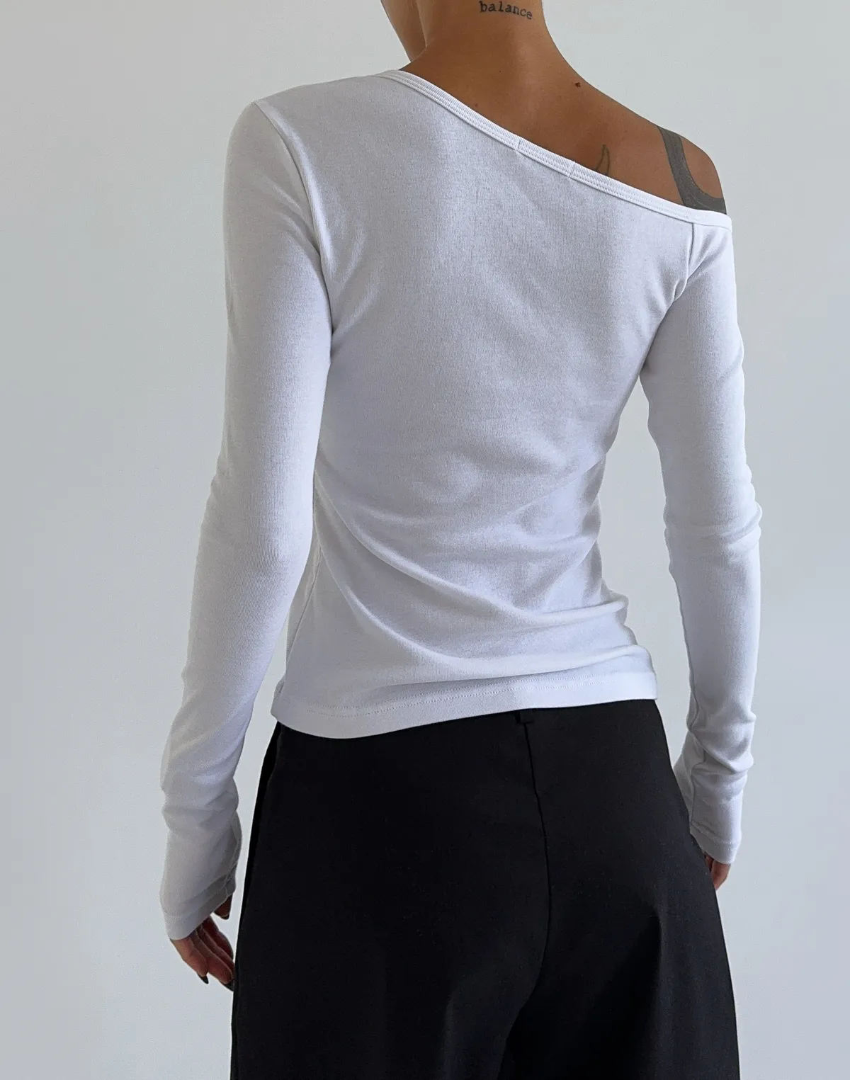 Longsleeve z asymetrycznym dekoltem i guzikami, biały - Фото 2