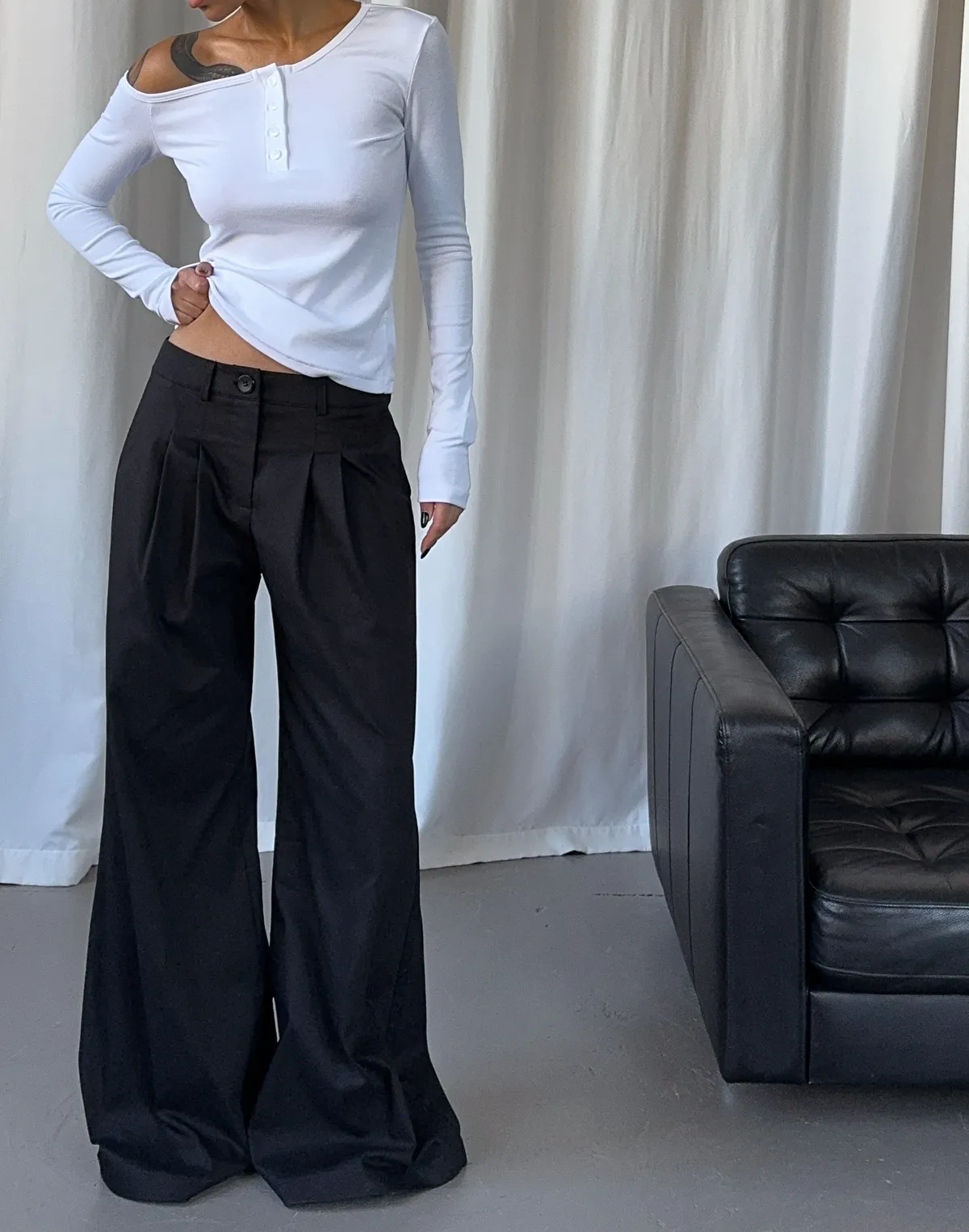 Лонгслів з асиместричним воротом та ґудзиками, білий - Фото 5