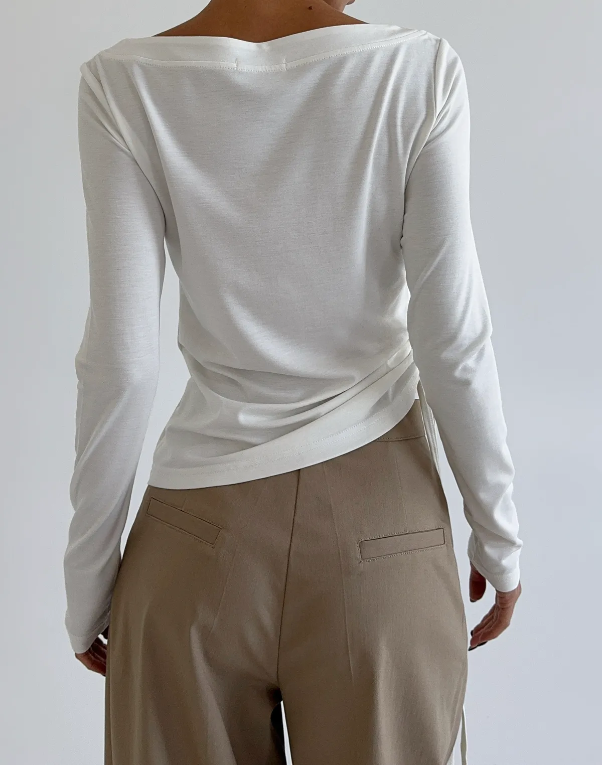 Longsleeve z szerokim dekoltem i regulowanym ściągaczem, mleczny - Фото 2