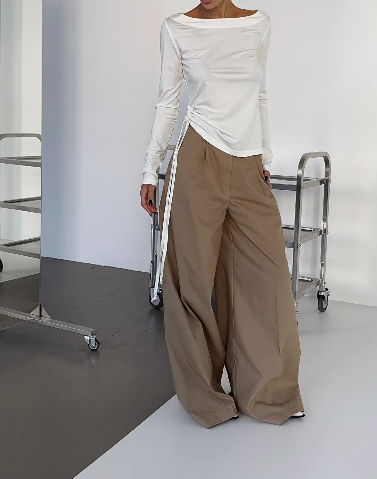 Лонгслів з широким воротом та затяжкою, молочний - Фото 6