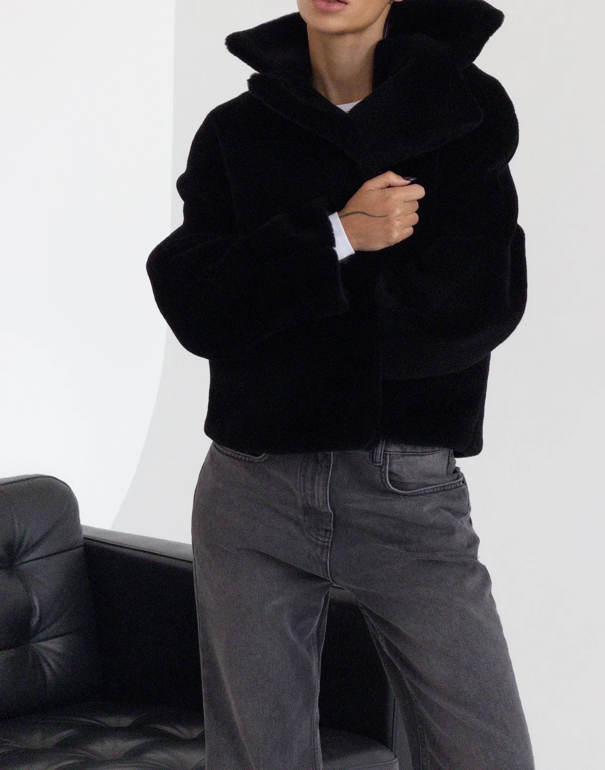 Шубка з натурального мутону з відкладним воротом, чорна - Фото 7