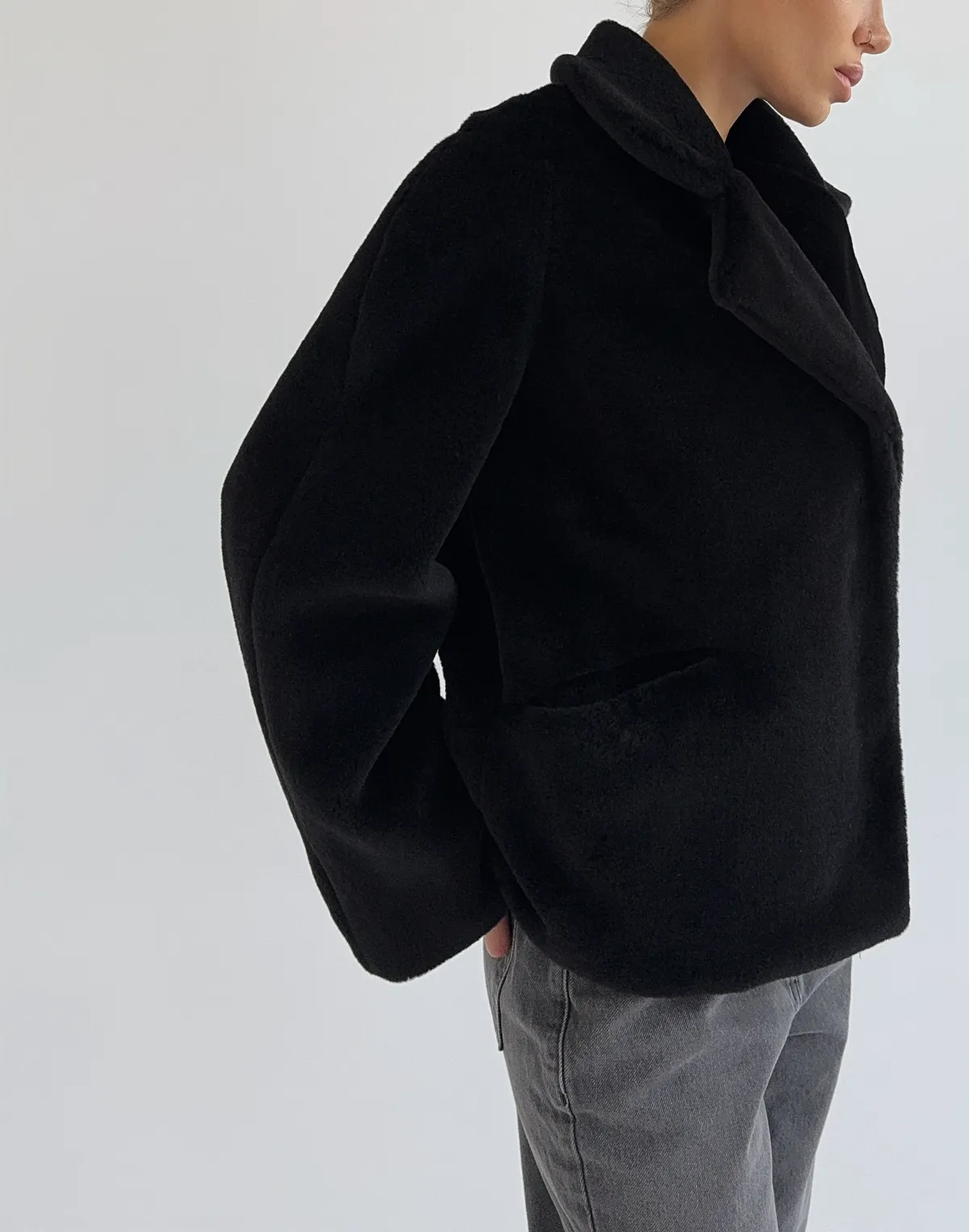 Шубка з натурального мутону з відкладним воротом, чорна - Фото 3