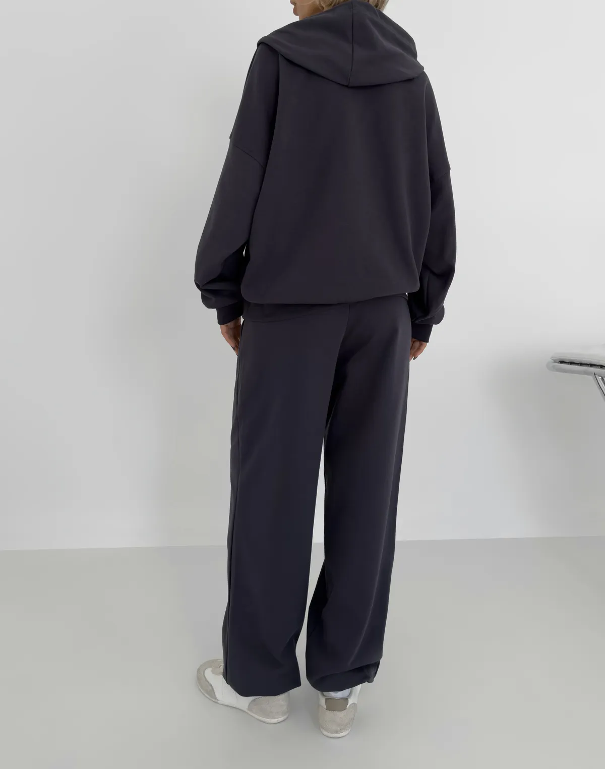 Komplet: oversize bluza z kapturem i basicowe joggery, grafitowy - Фото 2