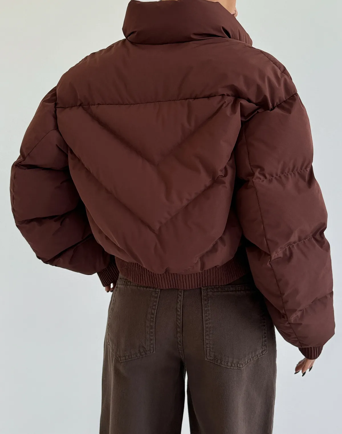 Damska krótka ciepła kurtka z ozdobnymi nietypowymi szwami,  - Фото 2