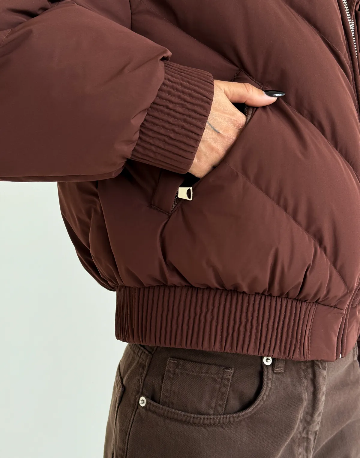 Куртка жіноча вкорочена тепла з декоративними нетиповими швами, бордова - Фото 7