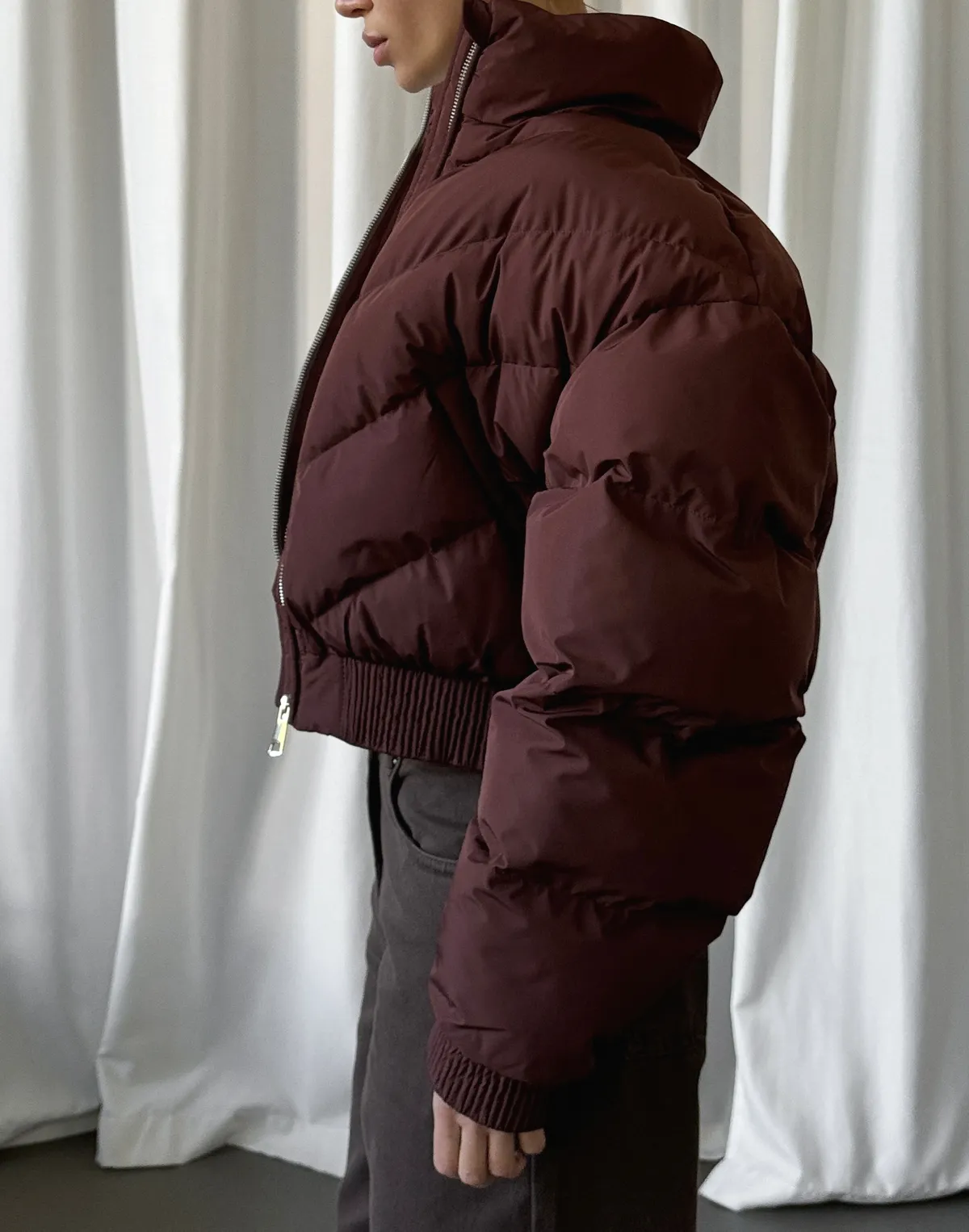 Куртка жіноча вкорочена тепла з декоративними нетиповими швами, бордова - Фото 4