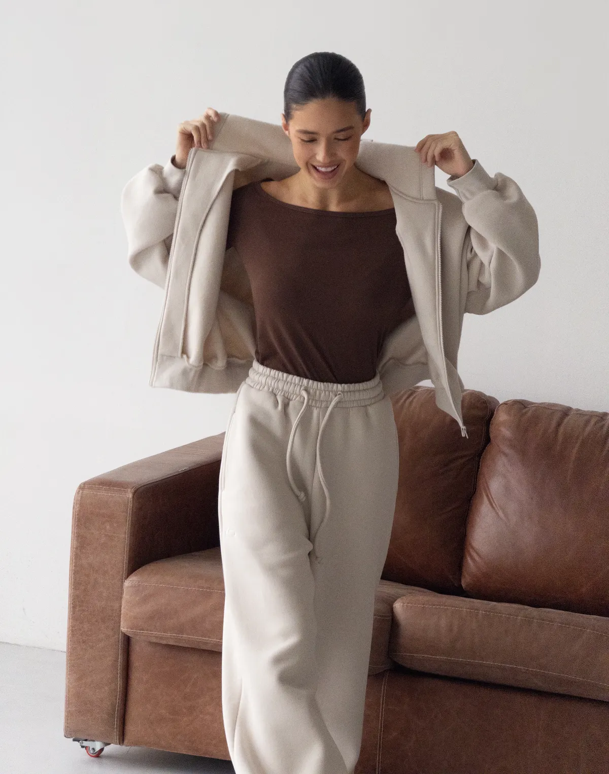 Комплект зимовий з начосом кофта на блискавці та штани вільного крою, пудрові - Фото 8