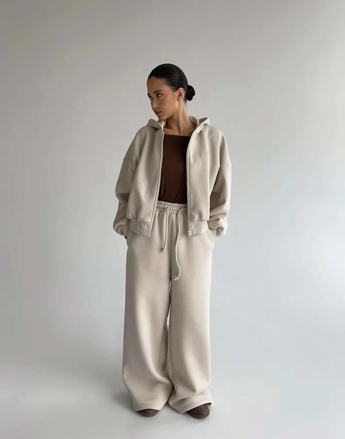 Комплект зимовий з начосом кофта на блискавці та штани вільного крою, пудрові - Фото 1