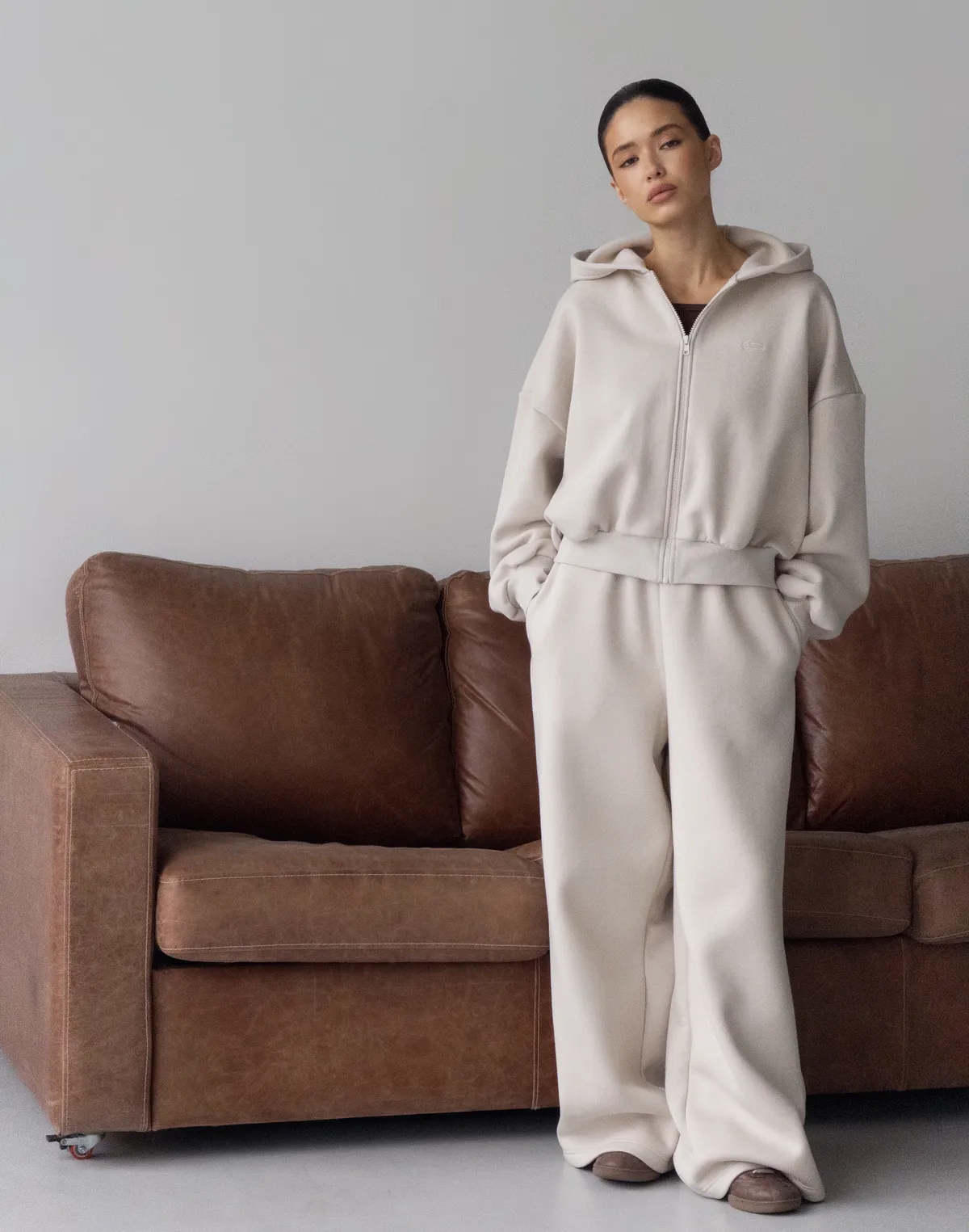 Комплект зимовий з начосом кофта на блискавці та штани вільного крою, пудрові - Фото 6