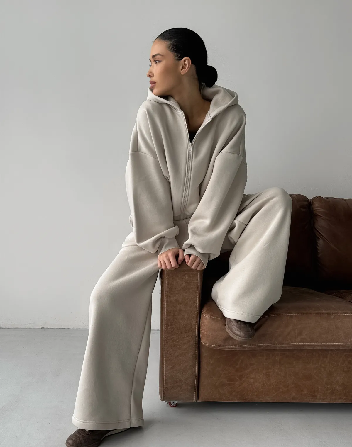 Комплект зимовий з начосом кофта на блискавці та штани вільного крою, пудрові - Фото 4