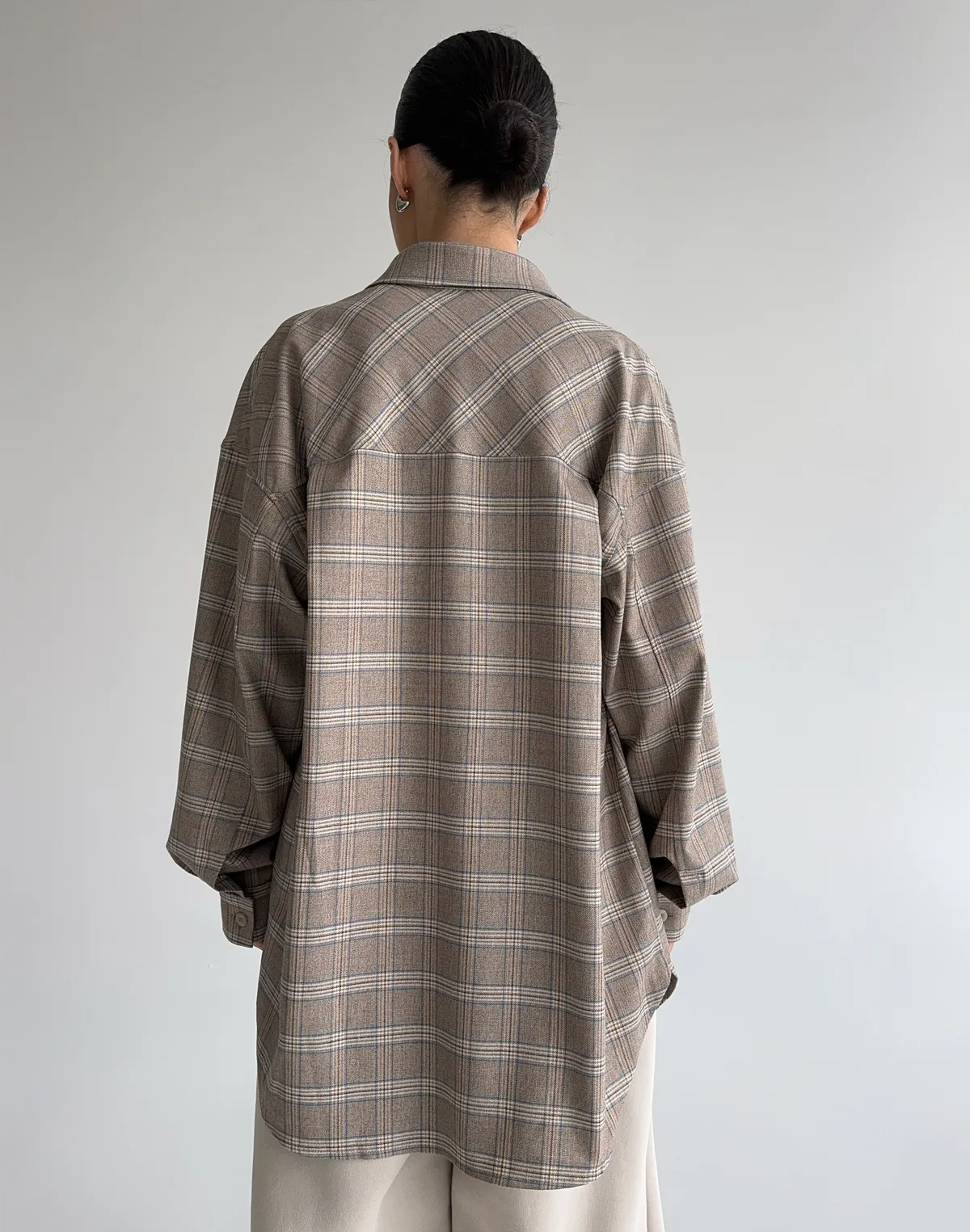 Сорочка оверсайз осіння, бежево-блакитна клітинка - Фото 2