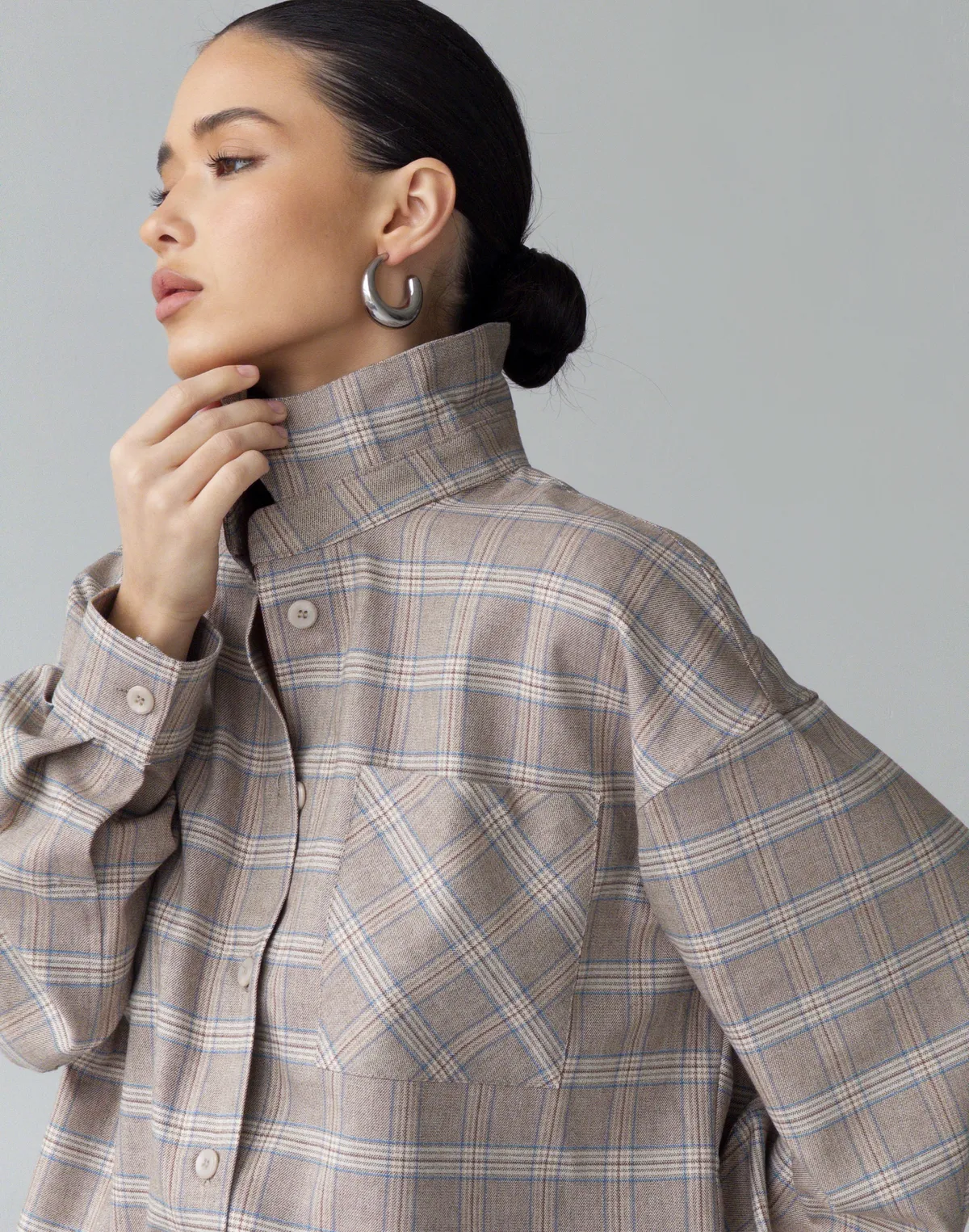 Сорочка оверсайз осіння, бежево-блакитна клітинка - Фото 7