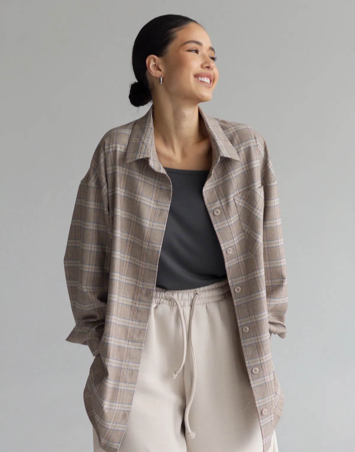 Сорочка оверсайз осіння, бежево-блакитна клітинка - Фото 6