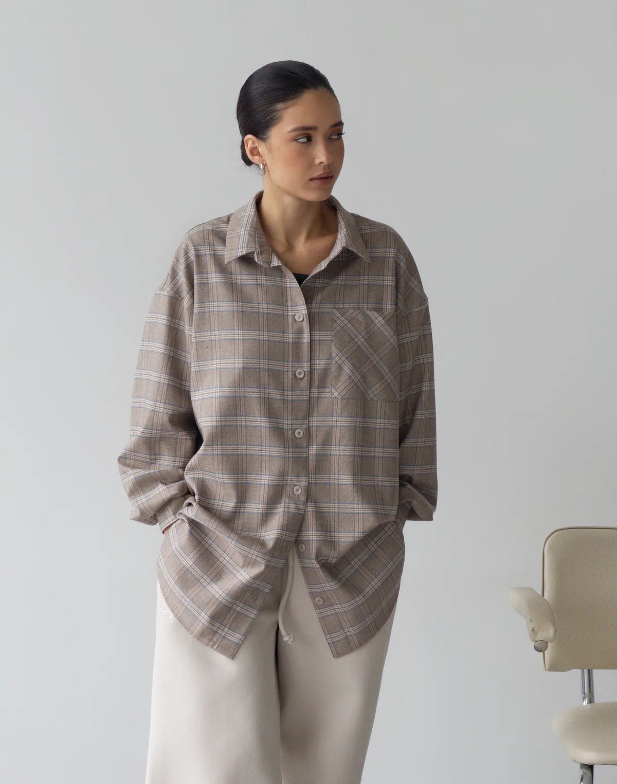 Сорочка оверсайз осіння, бежево-блакитна клітинка - Фото 3