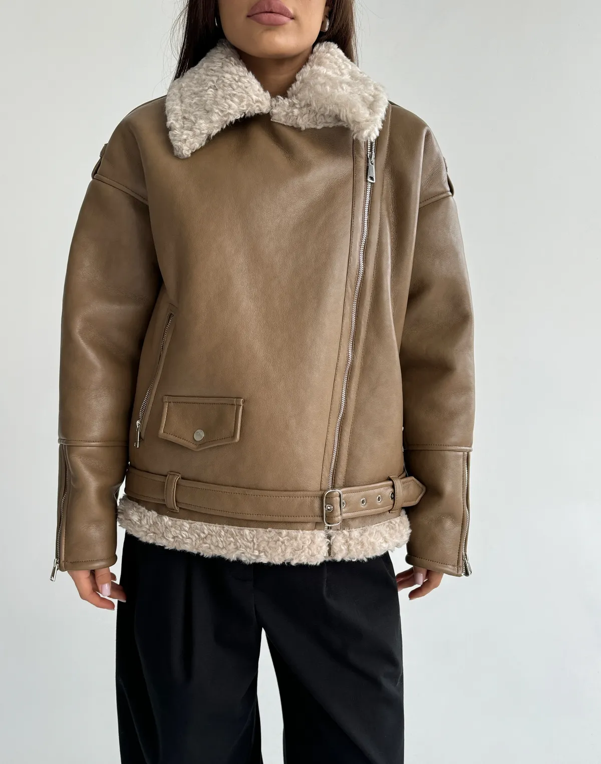 Дублянка жіноча повної довжини з асиметричною блискавкою, світло-бежева - Фото 1