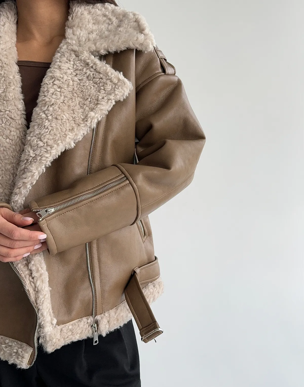 Дублянка жіноча повної довжини з асиметричною блискавкою, світло-бежева - Фото 5