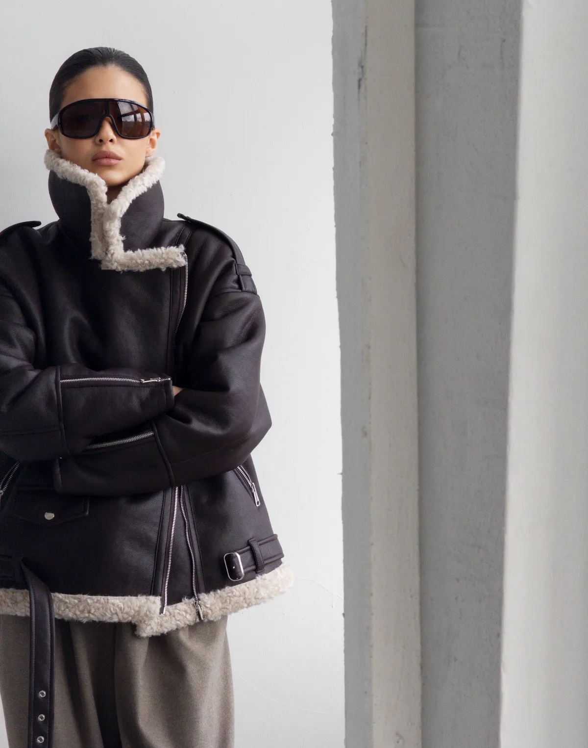 Дублянка жіноча повної довжини з асиметричною блискавкою, коричнева - Фото 6