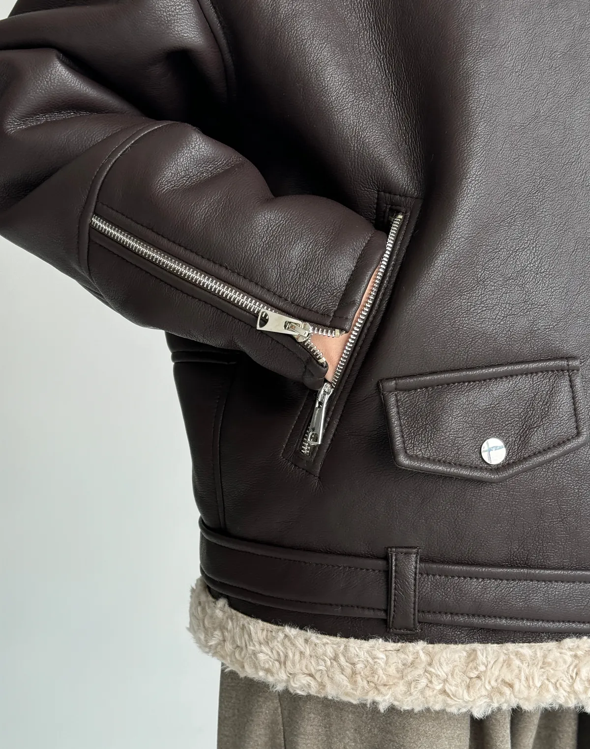 Дублянка жіноча повної довжини з асиметричною блискавкою, коричнева - Фото 5