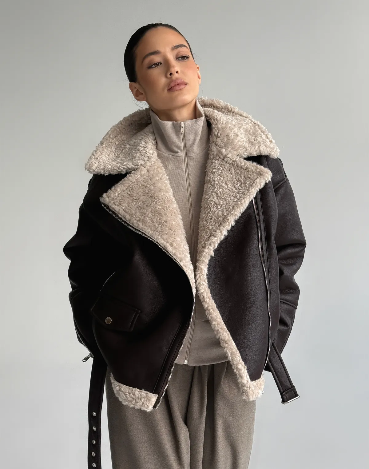 Дублянка жіноча повної довжини з асиметричною блискавкою, коричнева - Фото 8