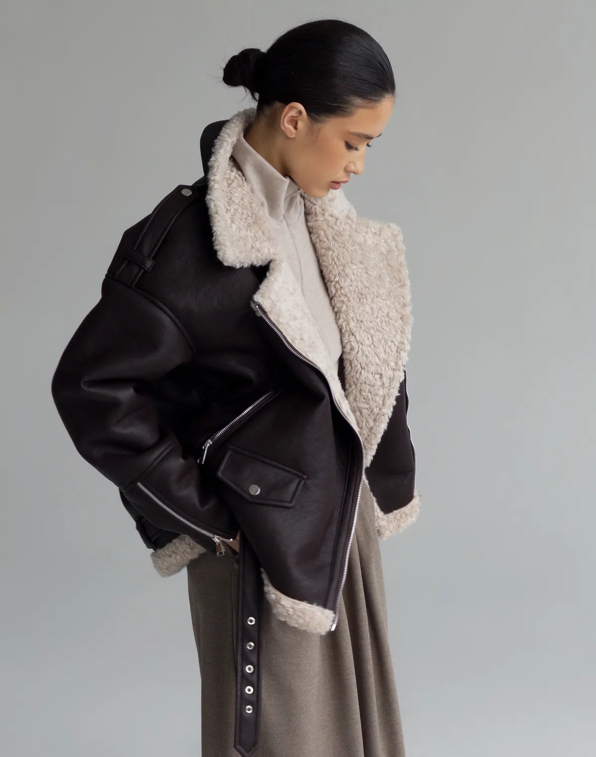 Дублянка жіноча повної довжини з асиметричною блискавкою, коричнева - Фото 7