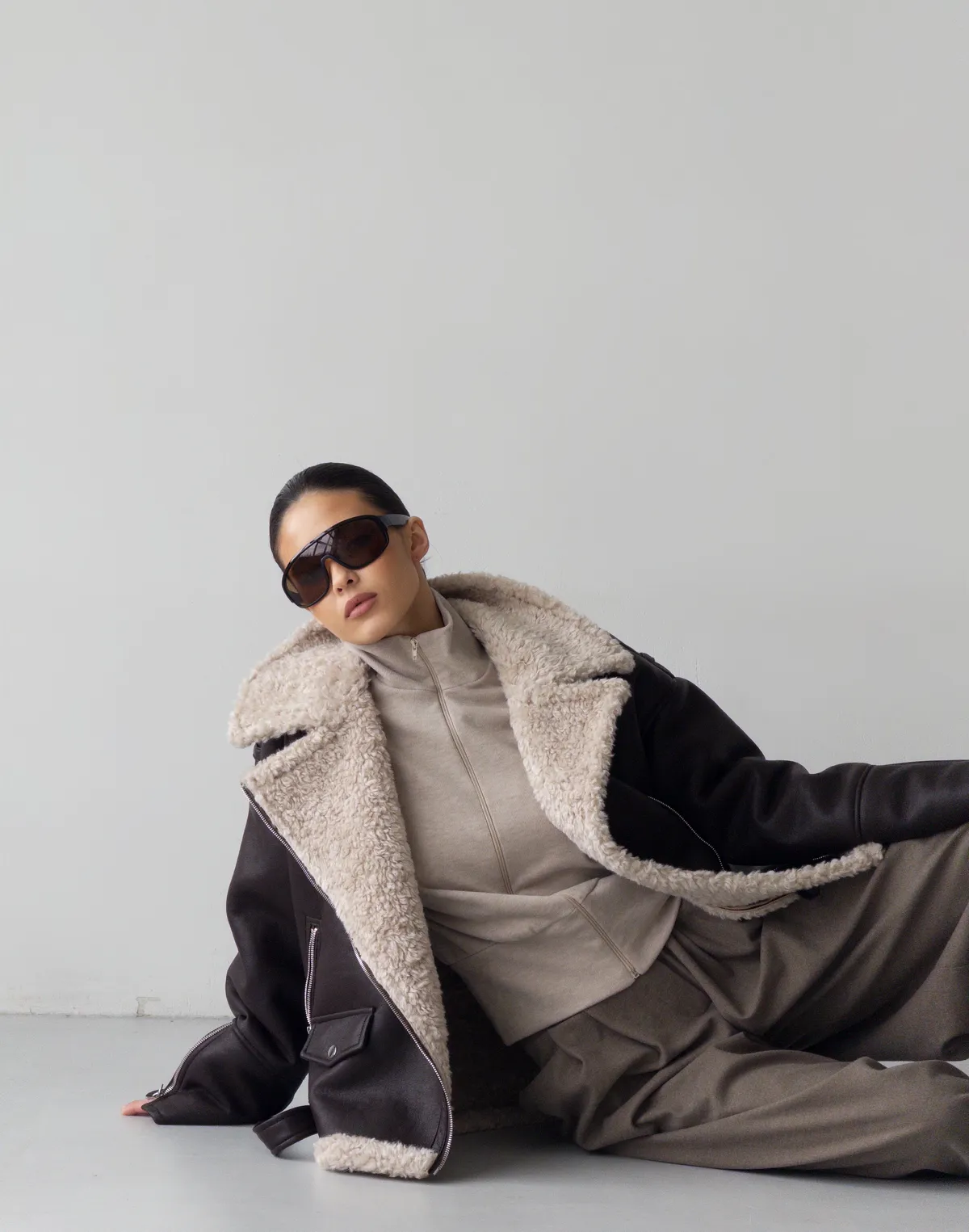 Дублянка жіноча повної довжини з асиметричною блискавкою, коричнева - Фото 4