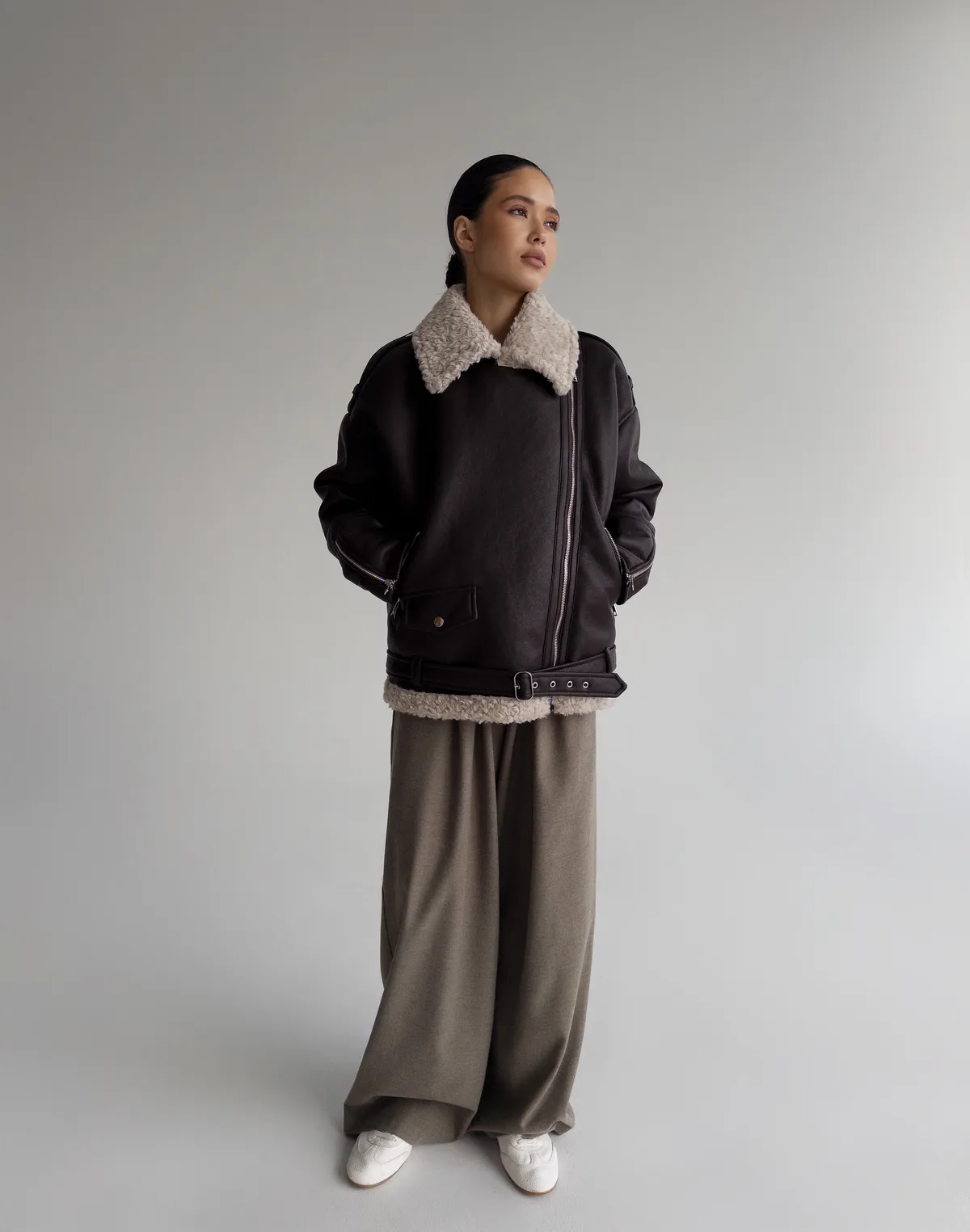 Дублянка жіноча повної довжини з асиметричною блискавкою, коричнева - Фото 3