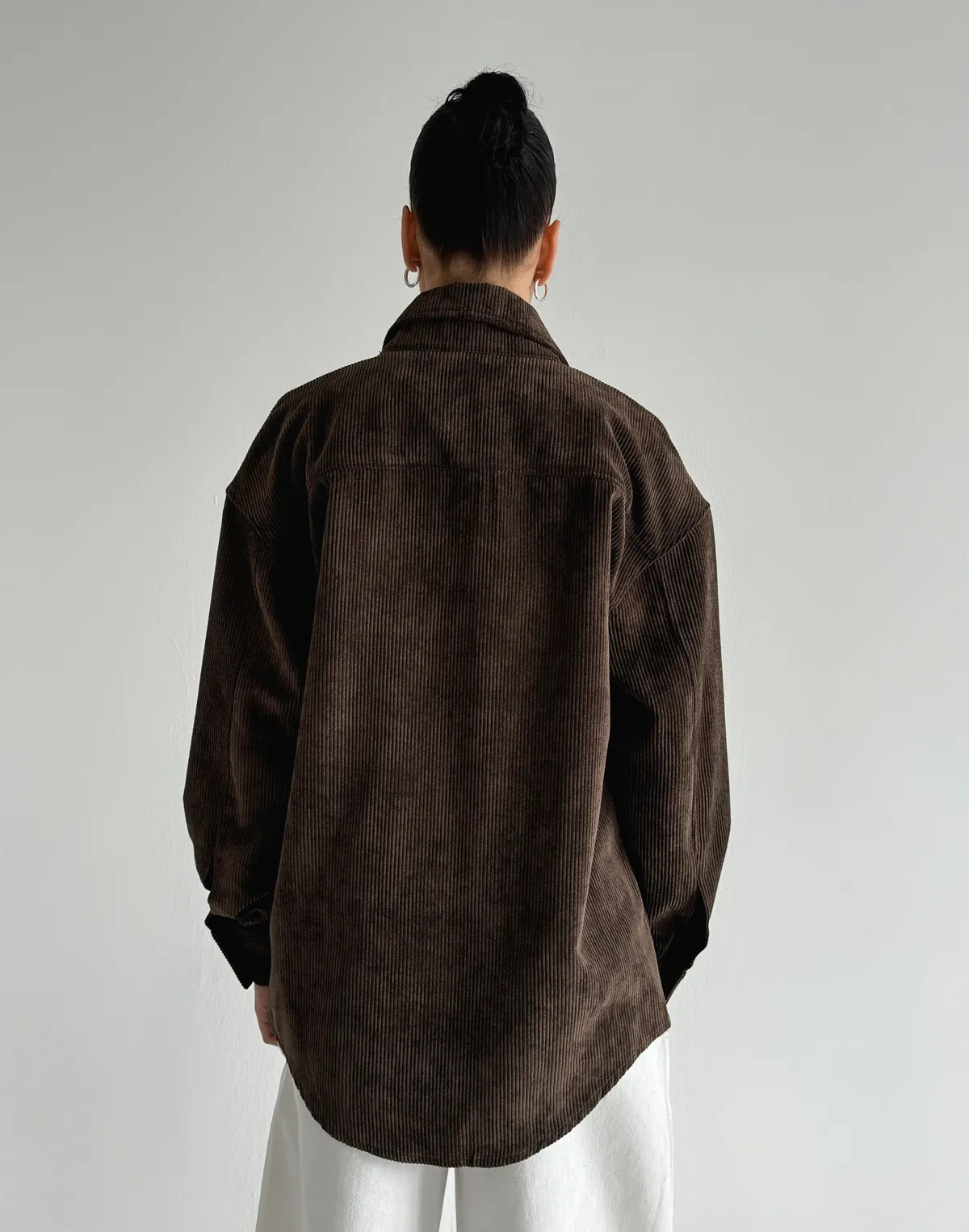 Koszula oversize z weluru prążkowanego, czekoladowy - Фото 2