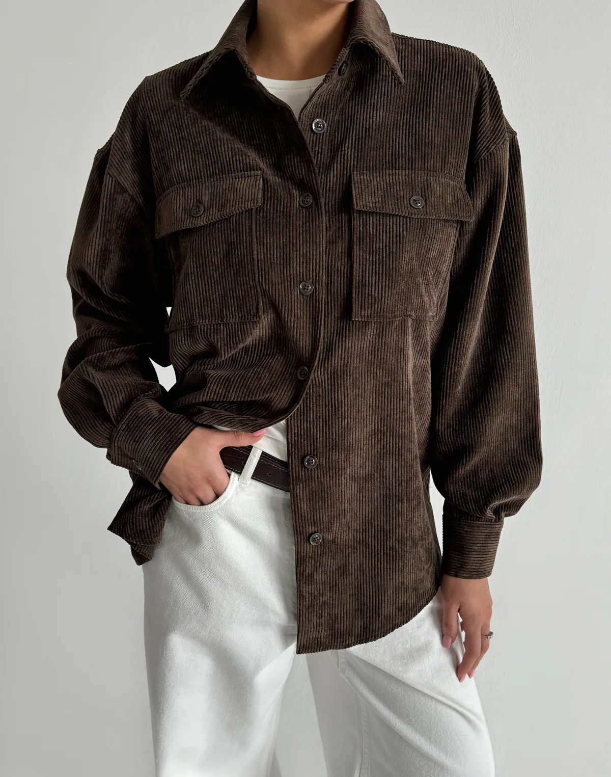 Koszula oversize z weluru prążkowanego, czekoladowy - Фото 1