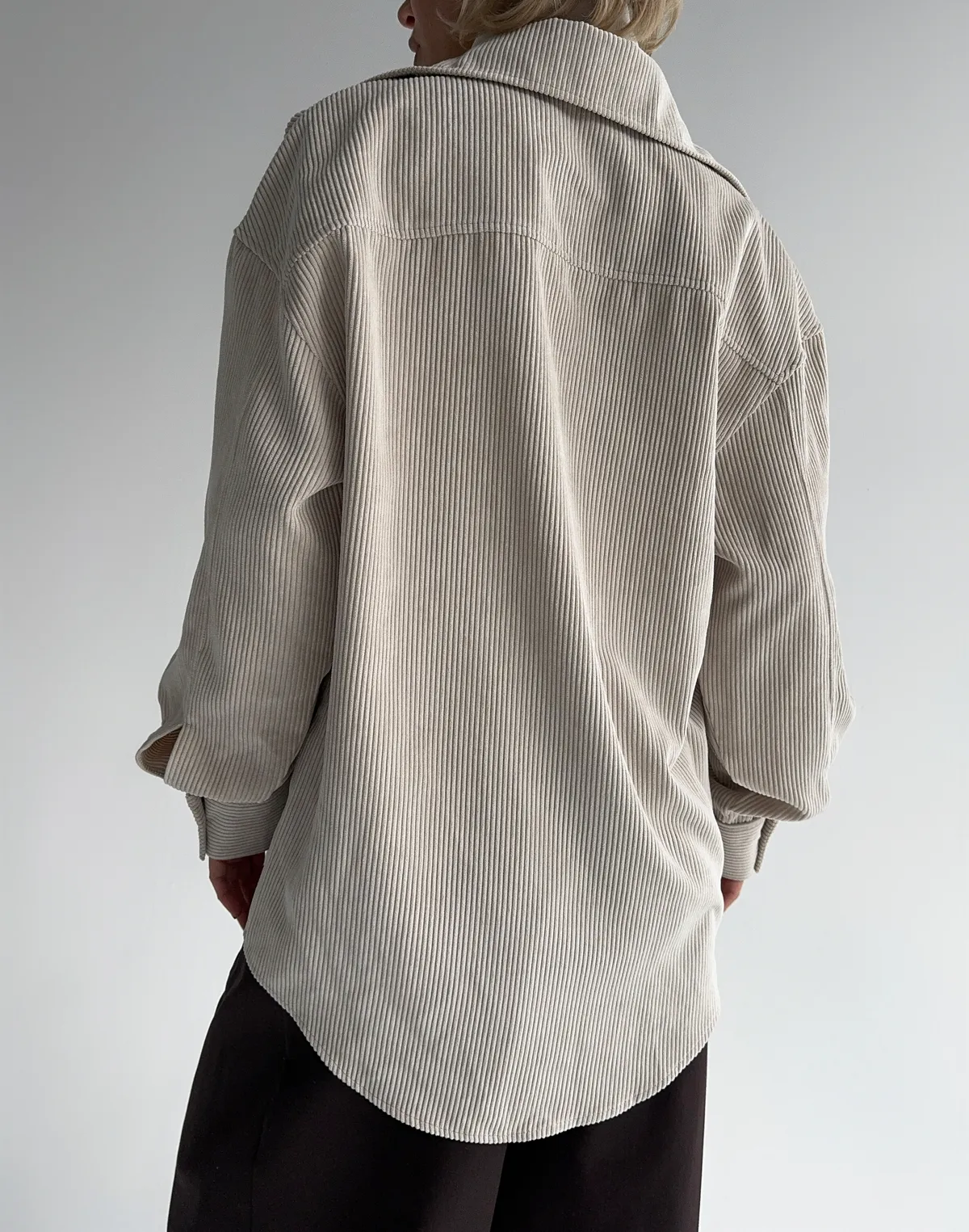 Koszula oversize z weluru prążkowanego, mleczna - Фото 2