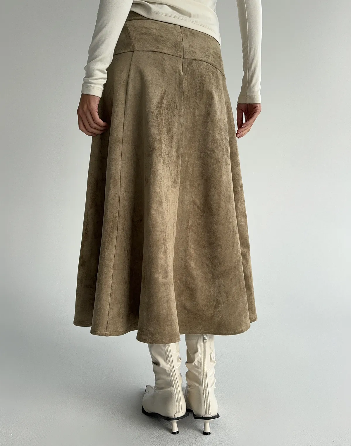 Spódnica mini z eko-zamszu, oliwa - Фото 2