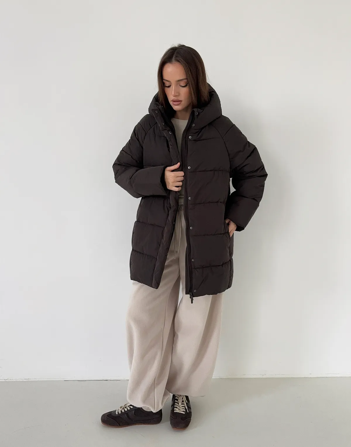 Куртка зимова середньої довжини з поясом та капюшоном, коричнева - Фото 8