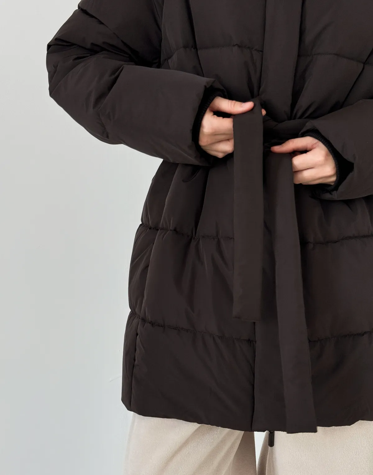 Куртка зимова середньої довжини з поясом та капюшоном, коричнева - Фото 7