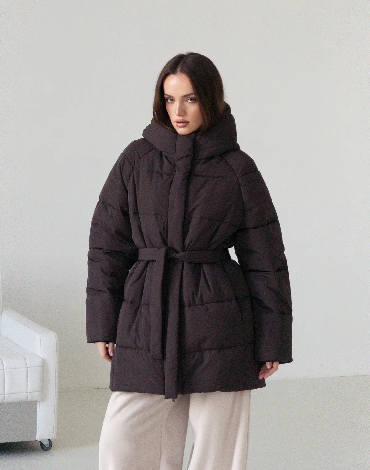 Куртка зимова середньої довжини з поясом та капюшоном, коричнева - Фото 6