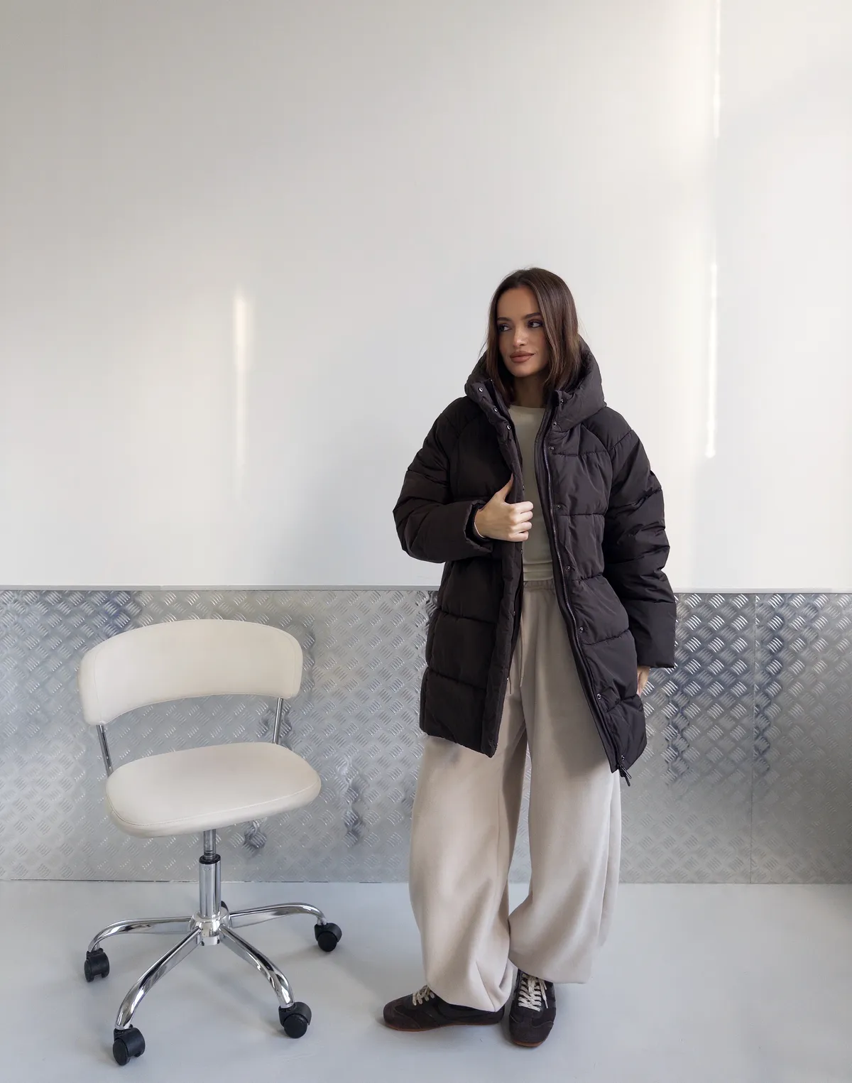 Куртка зимова середньої довжини з поясом та капюшоном, коричнева - Фото 5