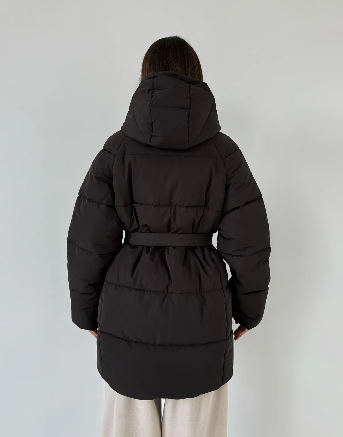 Куртка зимова середньої довжини з поясом та капюшоном, коричнева - Фото 2