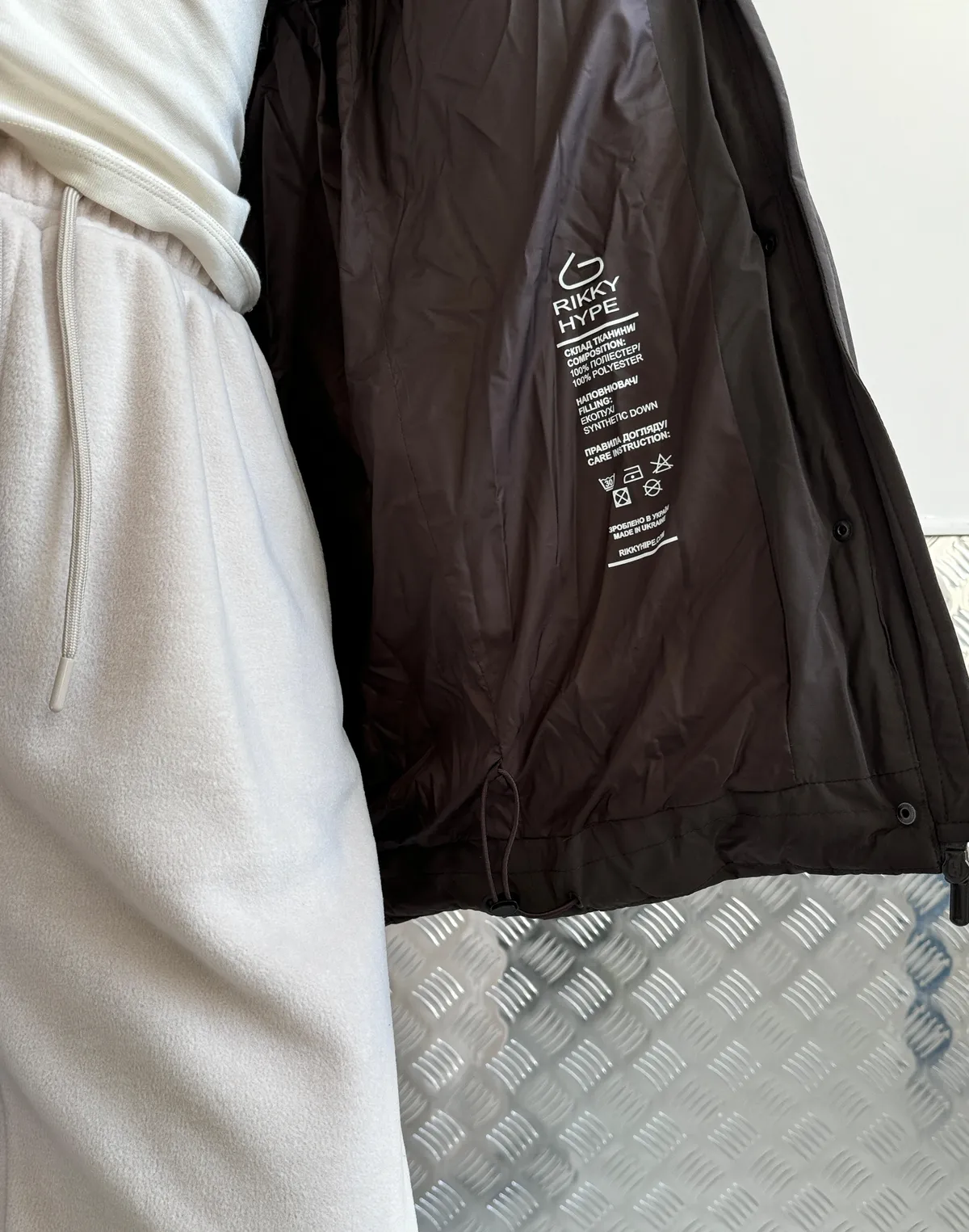 Куртка зимова середньої довжини з поясом та капюшоном, коричнева - Фото 4